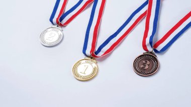 Okul, ulusal, olimpiyat sporları ve hatta organizasyon müsabakaları için kurdeleli altın ve bronz gösteri madalyaları. Beyaz arka planda izole edilmiş. Ödül ve zafer konsepti