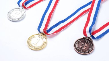 Okul, ulusal, olimpiyat sporları ve hatta organizasyon müsabakaları için kurdeleli altın ve bronz gösteri madalyaları. Beyaz arka planda izole edilmiş. Ödül ve zafer konsepti