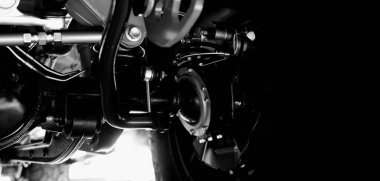 Araba süspansiyonu kısmı. Arka vagon süspansiyonunu ve egzoz sistemini kapatın. Bobin yayları, kol dingil yuvası ve performans egzozu gibi. Otomobil mühendisliği veya araba süspansiyonu sektörü kullanımı için