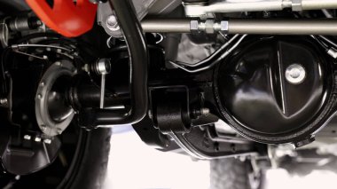 Araba süspansiyonu kısmı. Arka vagon süspansiyonunu ve egzoz sistemini kapatın. Bobin yayları, kol dingil yuvası ve performans egzozu gibi. Otomobil mühendisliği veya araba süspansiyonu sektörü kullanımı için