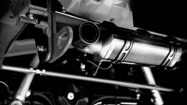 Araba süspansiyonu kısmı. Arka vagon süspansiyonunu ve egzoz sistemini kapatın. Bobin yayları, kol dingil yuvası ve performans egzozu gibi. Otomobil mühendisliği veya araba süspansiyonu sektörü kullanımı için