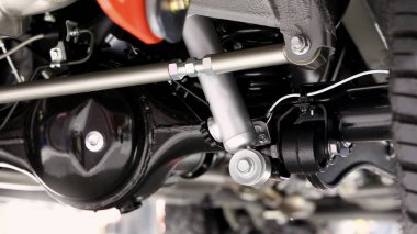 Araba süspansiyonu kısmı. Arka vagon süspansiyonunu ve egzoz sistemini kapatın. Bobin yayları, kol dingil yuvası ve performans egzozu gibi. Otomobil mühendisliği veya araba süspansiyonu sektörü kullanımı için