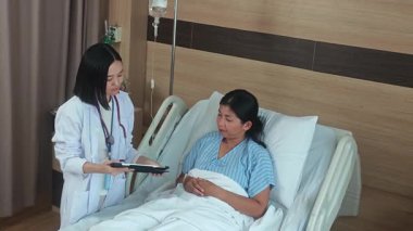 Hasta ağlıyor ve strese giriyor. Duygusal kadın hasta hastane yatağında yatıyor. Ağlamak ve doktordan teselli almak. Hassasiyet desteği ve zor tıbbi durumdaki insan ilişkileri..