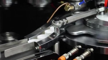 Şapka yapımı. Otomatik üretim hattı, endüstriyel makineler plastik kapakları bir taşıma sistemi üzerinde ayırıyor ve taşıyor. İlaç veya gıda endüstrisi ambalajı için teknoloji üretimi.