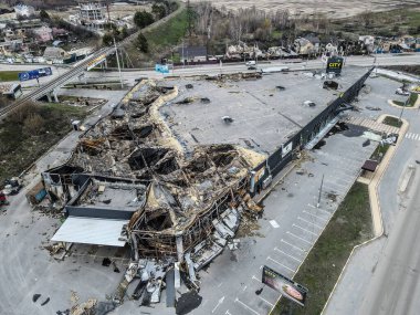Ukrayna 'da Ukrayna Savaşı. Rus ordusu Mart 2022 'de Bucha, Kyiv Bölgesi' ndeki konut binasına zarar verdi. Bombalamadan sonra. Ukrayna halkına terör ve soykırım