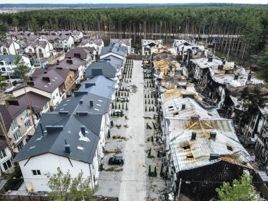 Ukrayna 'da Ukrayna Savaşı. Rus ordusu Mart 2022 'de Bucha, Kyiv Bölgesi' ndeki konut binasına zarar verdi. Bombalamadan sonra. Ukrayna halkına terör ve soykırım