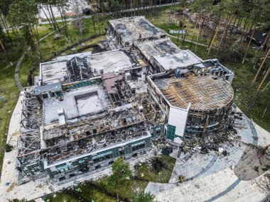 Ukrayna 'da Ukrayna Savaşı. Rus ordusu Mart 2022 'de Bucha, Kyiv Bölgesi' ndeki konut binasına zarar verdi. Bombalamadan sonra. Ukrayna halkına terör ve soykırım