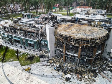 Ukrayna 'da Ukrayna Savaşı. Rus ordusu Mart 2022 'de Bucha, Kyiv Bölgesi' ndeki konut binasına zarar verdi. Bombalamadan sonra. Ukrayna halkına terör ve soykırım