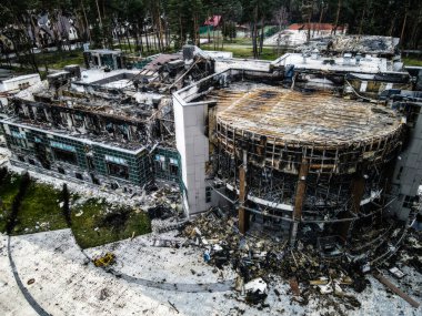 Ukrayna 'da Ukrayna Savaşı. Rus ordusu Mart 2022 'de Bucha, Kyiv Bölgesi' ndeki konut binasına zarar verdi. Bombalamadan sonra. Ukrayna halkına terör ve soykırım