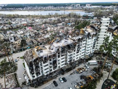Ukrayna 'da Ukrayna Savaşı. Rus ordusu Mart 2022 'de Bucha, Kyiv Bölgesi' ndeki konut binasına zarar verdi. Bombalamadan sonra. Ukrayna halkına terör ve soykırım