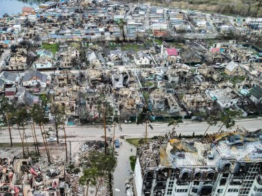 Ukrayna 'da Ukrayna Savaşı. Rus ordusu Mart 2022 'de Bucha, Kyiv Bölgesi' ndeki konut binasına zarar verdi. Bombalamadan sonra. Ukrayna halkına terör ve soykırım