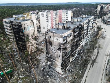 Ukrayna 'da Ukrayna Savaşı. Rus ordusu Mart 2022 'de Bucha, Kyiv Bölgesi' ndeki konut binasına zarar verdi. Bombalamadan sonra. Ukrayna halkına terör ve soykırım