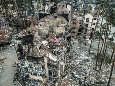 Ukrayna 'da Ukrayna Savaşı. Rus ordusu Mart 2022 'de Bucha, Kyiv Bölgesi' ndeki konut binasına zarar verdi. Bombalamadan sonra. Ukrayna halkına terör ve soykırım