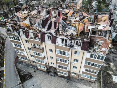 Ukrayna 'da Ukrayna Savaşı. Rus ordusu Mart 2022 'de Bucha, Kyiv Bölgesi' ndeki konut binasına zarar verdi. Bombalamadan sonra. Ukrayna halkına terör ve soykırım