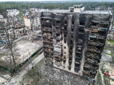 Ukrayna 'da Ukrayna Savaşı. Rus ordusu Mart 2022 'de Bucha, Kyiv Bölgesi' ndeki konut binasına zarar verdi. Bombalamadan sonra. Ukrayna halkına terör ve soykırım