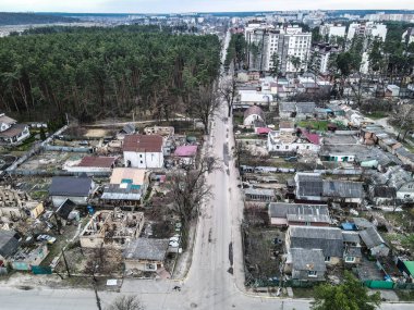 Ukrayna 'da Ukrayna Savaşı. Rus ordusu Mart 2022 'de Bucha, Kyiv Bölgesi' ndeki konut binasına zarar verdi. Bombalamadan sonra. Ukrayna halkına terör ve soykırım