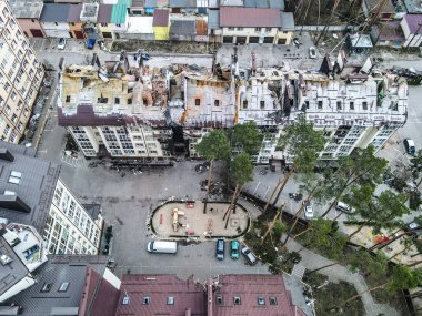 Ukrayna 'da Ukrayna Savaşı. Rus ordusu Mart 2022 'de Bucha, Kyiv Bölgesi' ndeki konut binasına zarar verdi. Bombalamadan sonra. Ukrayna halkına terör ve soykırım