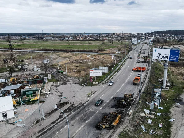 Ukrayna 'da Ukrayna Savaşı. Rus ordusu Mart 2022 'de Bucha, Kyiv Bölgesi' ndeki konut binasına zarar verdi. Bombalamadan sonra. Ukrayna halkına terör ve soykırım