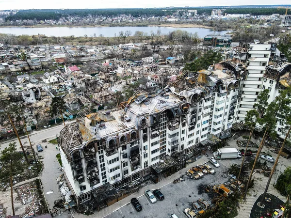 Ukrayna 'da Ukrayna Savaşı. Rus ordusu Mart 2022 'de Bucha, Kyiv Bölgesi' ndeki konut binasına zarar verdi. Bombalamadan sonra. Ukrayna halkına terör ve soykırım
