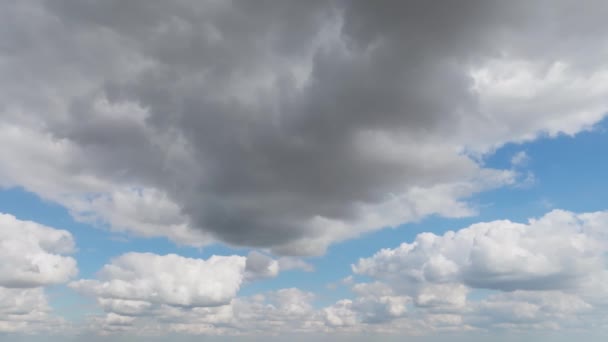 4K段灰蒙蒙的风暴云在天空中快速移动 时间在流逝 戏剧化的云彩的时间运动覆盖了整个天空 转瞬即逝的天空 阴郁的天气 — 图库视频影像