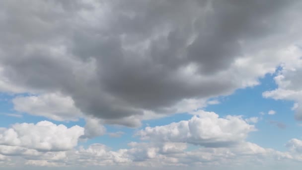 Imágenes Nubes Tormenta Gris Oscuro Moviéndose Rápidamente Través Del Cielo — Vídeos de Stock