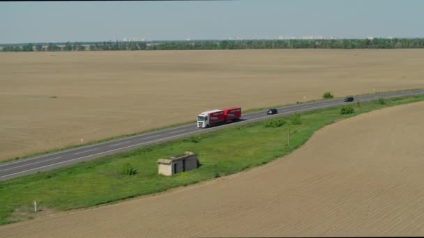 Vrachtwagens Rijden Een Zonnige Dag Langs Snelweg Luchtfoto Volgen Video — Stockvideo