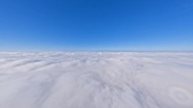 Bulutların üzerindeki hava manzarası. Güzellik, güneş ışığı, mavi gökyüzü. Sunrinse manzarası. Hava güneşli gün doğumu. Skyline sabahı. Sisli bir sabah. Sis silüeti. Puslu bir manzara. Sisli gün ışığı gökyüzü. Bulutlu gökyüzü