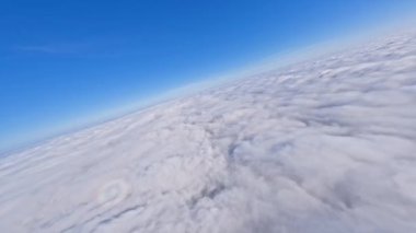 Bulutların üzerindeki hava manzarası. Güzellik, güneş ışığı, mavi gökyüzü. Sunrinse manzarası. Hava güneşli gün doğumu. Skyline sabahı. Sisli bir sabah. Sis silüeti. Puslu bir manzara. Sisli gün ışığı gökyüzü. Bulutlu gökyüzü