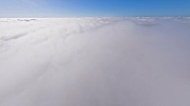 Bulutların üzerindeki hava manzarası. Güzellik, güneş ışığı, mavi gökyüzü. Sunrinse manzarası. Hava güneşli gün doğumu. Skyline sabahı. Sisli bir sabah. Sis silüeti. Puslu bir manzara. Sisli gün ışığı gökyüzü. Bulutlu gökyüzü