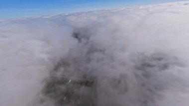 Bulutların üzerindeki hava manzarası. Güzellik, güneş ışığı, mavi gökyüzü. Sunrinse manzarası. Hava güneşli gün doğumu. Skyline sabahı. Sisli bir sabah. Sis silüeti. Puslu bir manzara. Sisli gün ışığı gökyüzü. Bulutlu gökyüzü