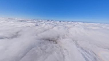 Bulutların üzerindeki hava manzarası. Güzellik, güneş ışığı, mavi gökyüzü. Sunrinse manzarası. Hava güneşli gün doğumu. Skyline sabahı. Sisli bir sabah. Sis silüeti. Puslu bir manzara. Sisli gün ışığı gökyüzü. Bulutlu gökyüzü
