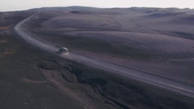 Landmannalaugar renkli rhyolite dağları güzelliği ve destansı gündüz yürüyüşleriyle ünlü bir yerdir. Lav tarlaları ve eşsiz yürüyüş yolları tüm yaz boyunca maceraperest yolcuları cezbeder..