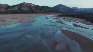 Landmannalaugar renkli rhyolite dağları güzelliği ve destansı gündüz yürüyüşleriyle ünlü bir yerdir. Lav tarlaları ve eşsiz yürüyüş yolları tüm yaz boyunca maceraperest yolcuları cezbeder..