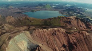 Landmannalaugar renkli rhyolite dağları güzelliği ve destansı gündüz yürüyüşleriyle ünlü bir yerdir. Lav tarlaları ve eşsiz yürüyüş yolları tüm yaz boyunca maceraperest yolcuları cezbeder..