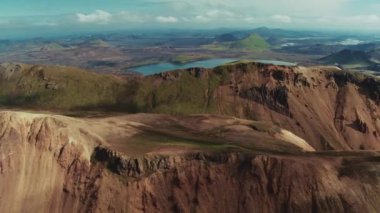 Landmannalaugar renkli rhyolite dağları güzelliği ve destansı gündüz yürüyüşleriyle ünlü bir yerdir. Lav tarlaları ve eşsiz yürüyüş yolları tüm yaz boyunca maceraperest yolcuları cezbeder..