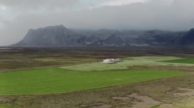 Landmannalaugar renkli rhyolite dağları güzelliği ve destansı gündüz yürüyüşleriyle ünlü bir yerdir. Lav tarlaları ve eşsiz yürüyüş yolları tüm yaz boyunca maceraperest yolcuları cezbeder..
