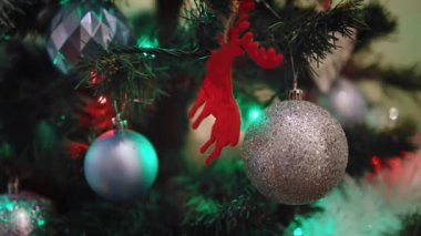 Evde süslenmiş bir Noel ağacının 4K video görüntüleri