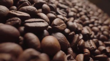 Kavrulmuş kahve çekirdekli makro shot, sağdan panorama. dikey video 4K