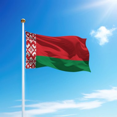 Belarus 'un bayrağını gökyüzü arka planında dalgalandırmak. Bağımsızlık Günü şablonu