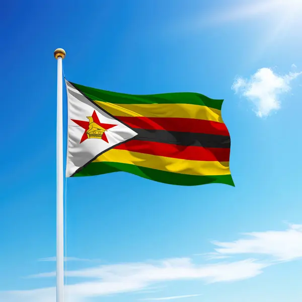 Zimbabwe Zászlaját Lobogtatva Zászlórúdon Égi Háttérrel Függetlenségi Nap Sablonja — Stock Fotó