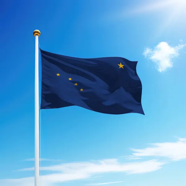 摇曳的阿拉斯加国旗是美国的一个有天空背景的旗杆州 — 图库照片