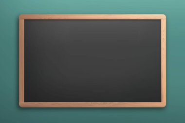 Ahşap çerçeveli okul tahtası, sınıf duvarında izole edilmiş karatahta.