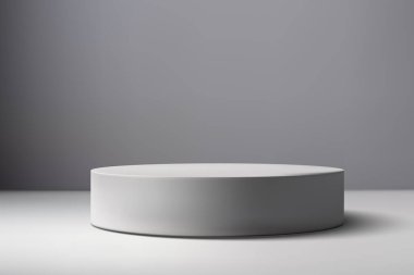 Boş podyumu olan boş gri stüdyo odası. Nesne Sunumu Şablonu.