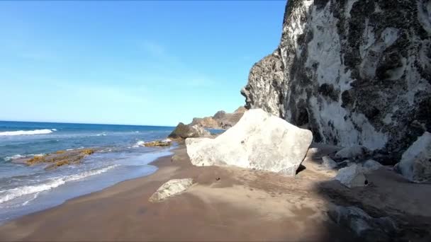 Caminhando Longo Costa Sob Penhasco Próximo Mar Uma Praia Bonita — Vídeo de Stock
