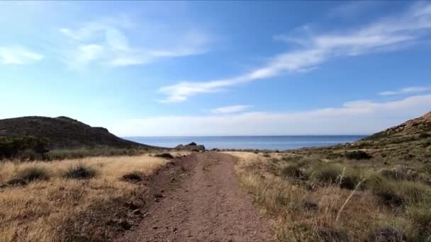 在西班牙安达卢西亚的阿尔梅里亚 沿着一条土路走着 带着蓝天到达海岸 Pov 主观观点 — 图库视频影像