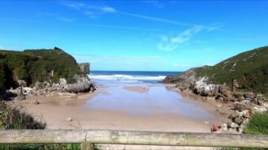 El Portillu Sahili arkadan görüldü ve Cantabrian Denizi, Llanes, Asturias, İspanya