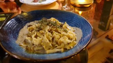 Mantar ve mantar soslu makarna ile bir tabak yemek.