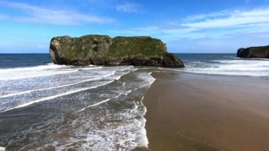 İspanya 'nın Llanes Asturias kentindeki San Martin Sahili' ndeki Cantabrian Denizi 'nin panoramik manzarası