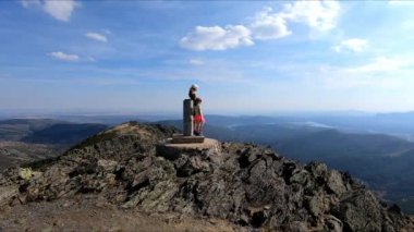 Puebla de la Sierra 'daki (Sierra del Rincon) Pena Cabra tepesindeki kız ve kadından İspanya' daki Madrid topraklarının havadan manzarasına muhteşem bir manzara.