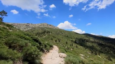 İspanya 'nın Madrid bölgesindeki Sierra de Guadarrama' da bulunan meşhur Laguna Grande de Pealara 'ya doğru dar bir patika boyunca yürüyorum. Görüş Noktası (POV), öznel görünüm